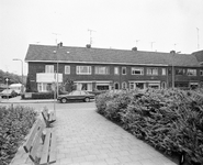 881022 Gezicht op de huizen C. van Maasdijkstraat 21 (links) -lager te Utrecht.